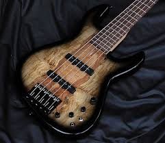 Contrabaixo construído pela Polvani Luthieria