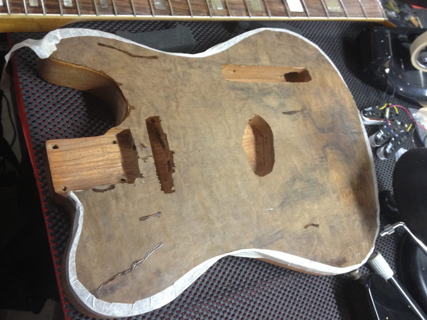 Regulagem de guitarra na bancada da oficina Polvani Luthieria