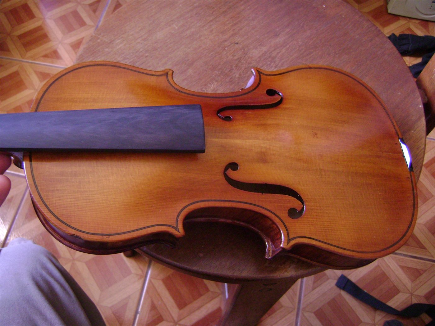 Tampo de violino finalizado com verniz