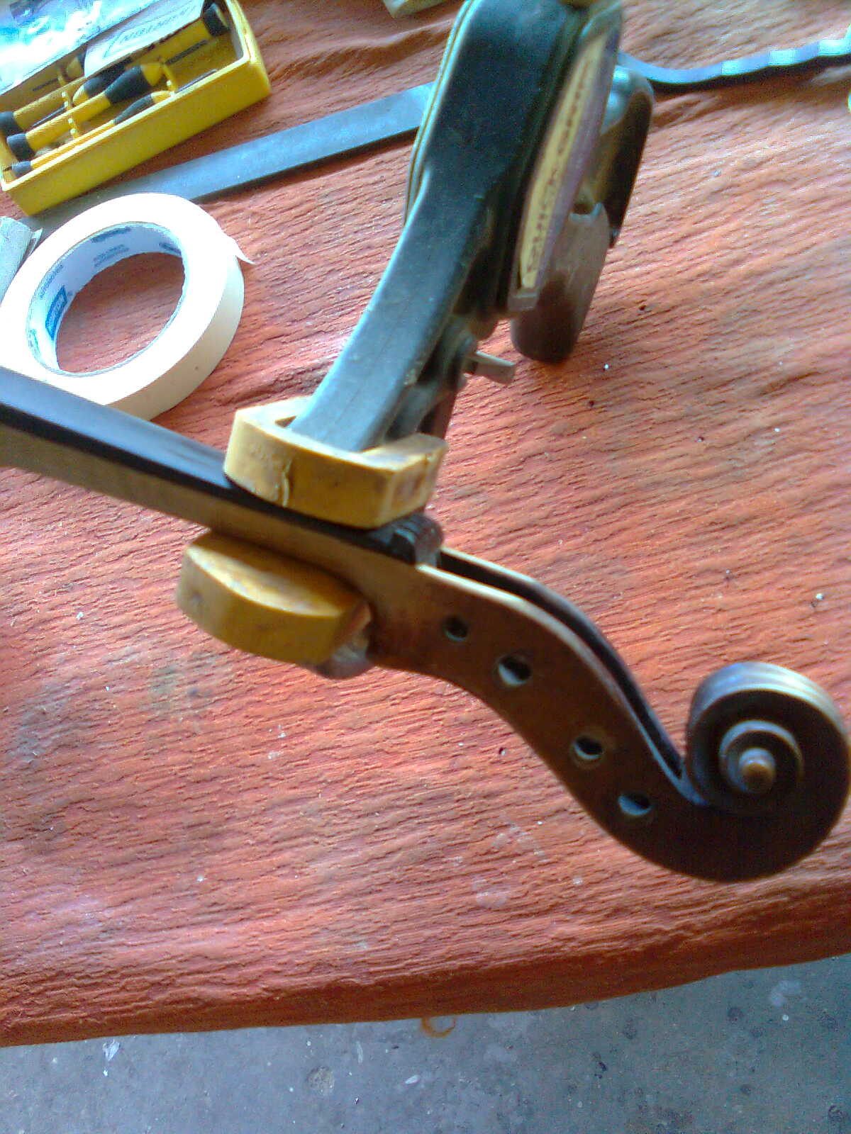 Detalhe da voluta de um violino em restauração